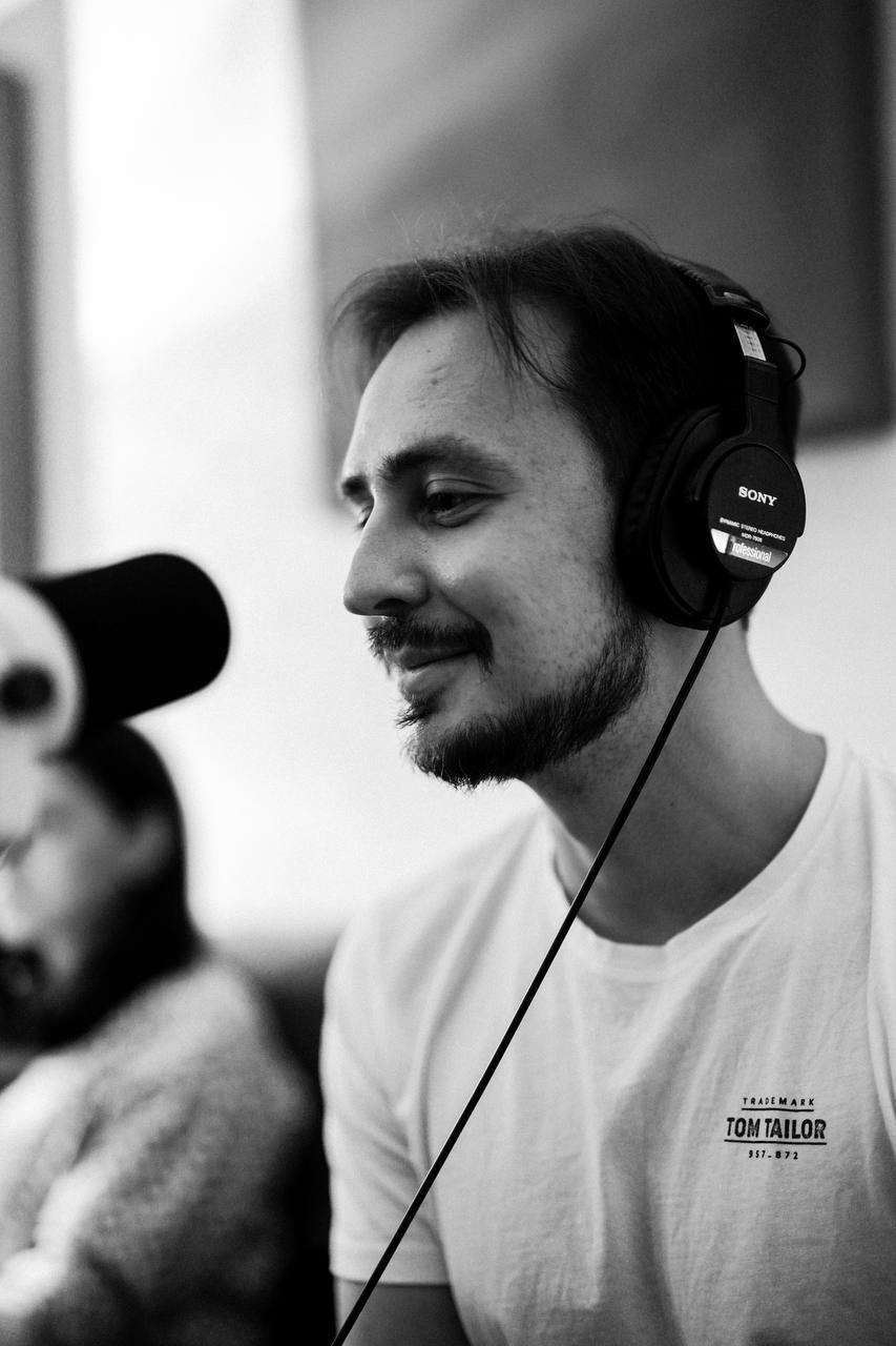 Некоторые заметили, что я в последнюю неделю стал меньше писать сюда посты. Одна из причин — планировал грядущие поездки (скоро расскажу обо всем подробнее) и! сходил на новый прикольный подкаст | Сетка — социальная сеть от hh.ru