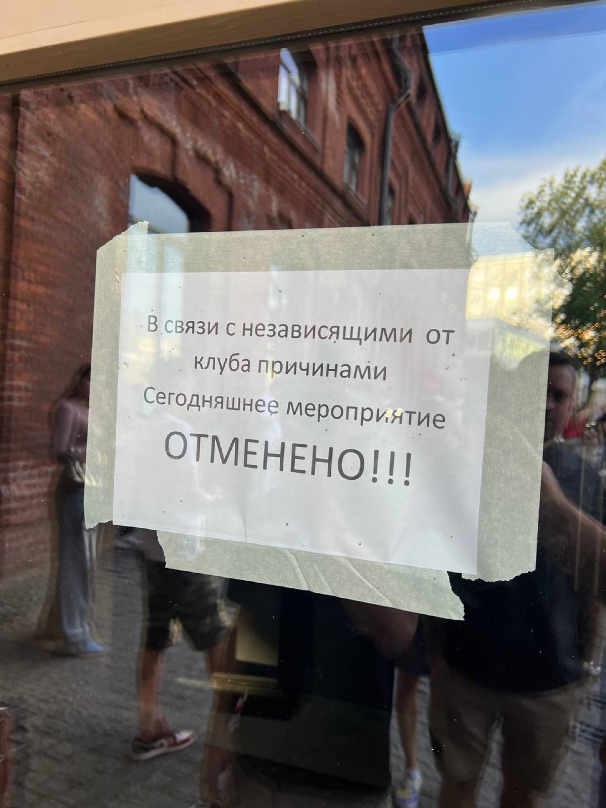 Почти каждый мой будний день начинается одинаково
Просыпаюсь в 6:20, затем утренняя рутина и еду в аэропорт или в офис, погружаясь в работу. Так было и в этот раз | Сетка — социальная сеть от hh.ru