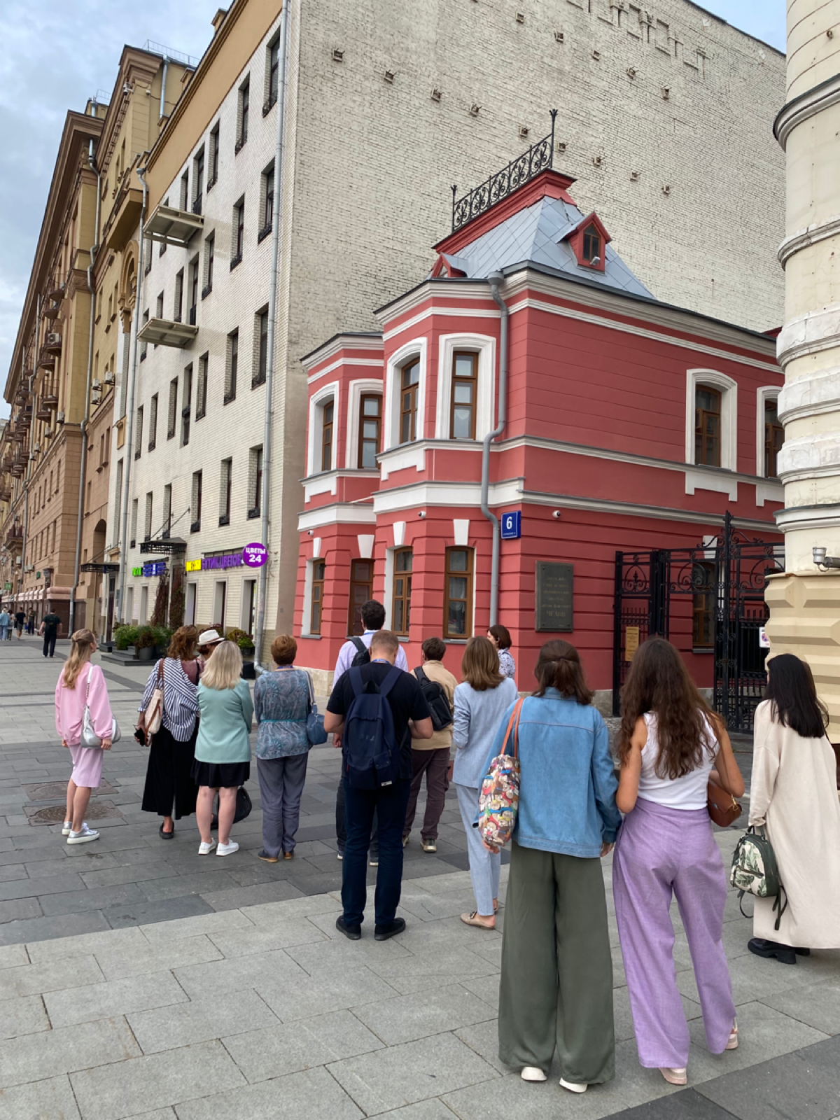 На этой неделе завершили цикл пеших экскурсий по району, в котором работаем и проводим сейчас большую часть жизни.
Больше 2 часов гуляли со Светланой Костиной к востоку от офиса Туризм | Сетка — социальная сеть от hh.ru
