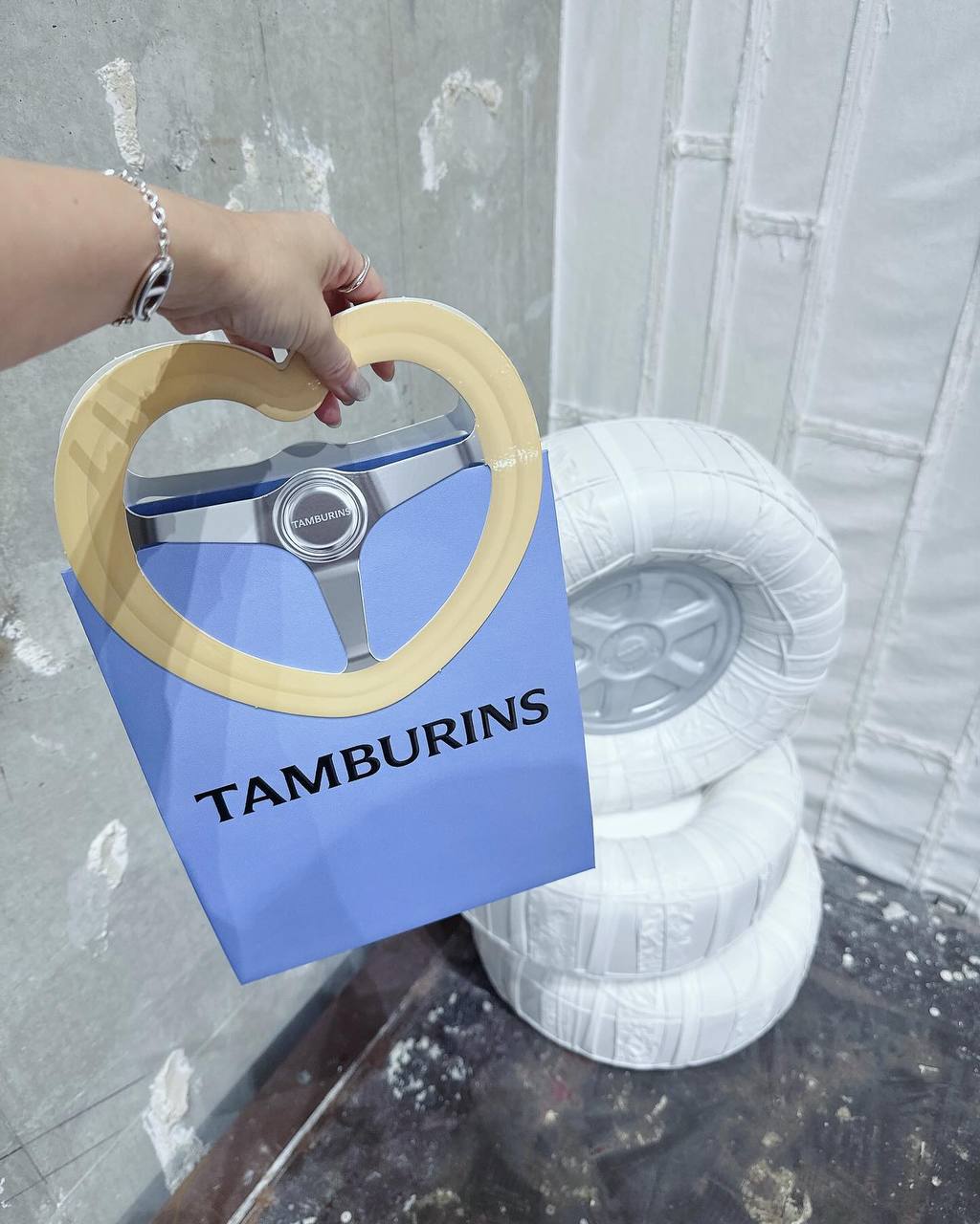 бренд Tamburins вообще отлетевший на креатив…
каждый запуск — настоящий перформанс с бешенными инсталляциями, декором и проработкой всевозможных деталей на 360°, включая тестеры с пакетами | Сетка — социальная сеть от hh.ru