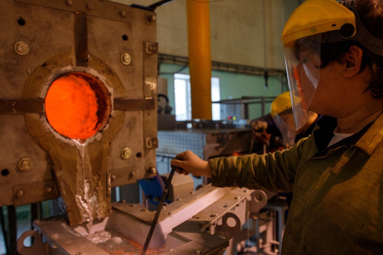 В Институте цветных металлов СФУ разработали новый метод производства алюминиевых слитков со скандием. Он удешевляет производство и позволяет сделать итоговый продукт прочнее и равномернее по составу | Сетка — социальная сеть от hh.ru