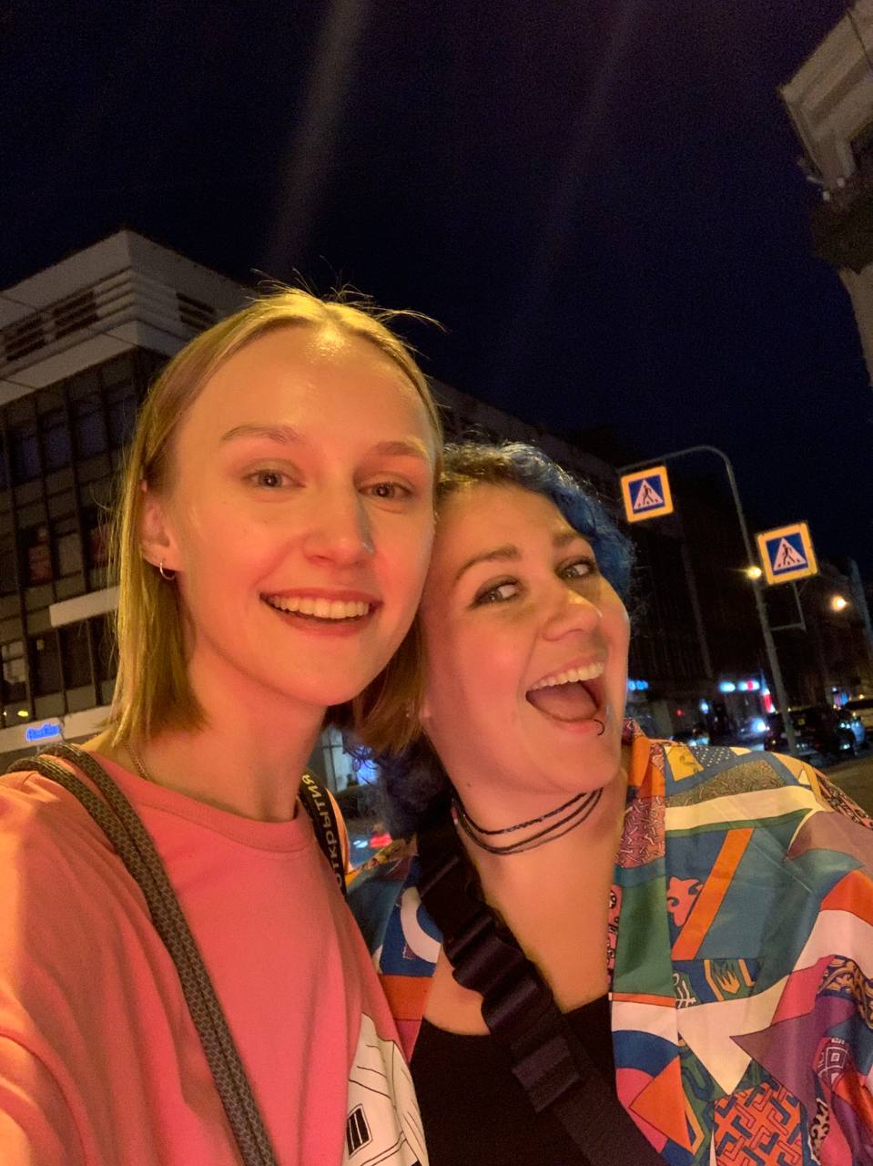 Они развиртуализировались❤️
Ксюша, дизайн-директорка Госуслуг и авторка телеграм-канала @uxkseniachannel, вчера приехала в Петербург записывать совместный подкаст (жесть приятно!) | Сетка — социальная сеть от hh.ru