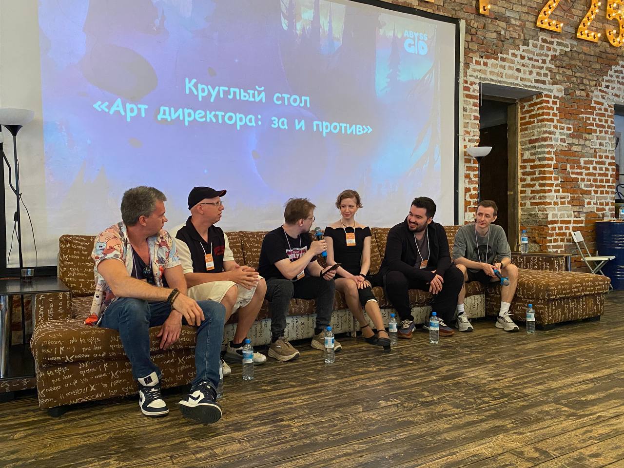 Тезисы с круглого стола «Арт директора: за и простив» на GAMEDEV MEAT UP.
⚡️ Арт-директор должен быть в первую очередь первоклассным управленцем, а не первоклассным художником | Сетка — социальная сеть от hh.ru