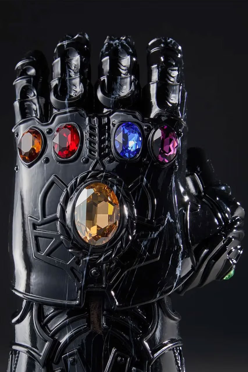 💎Перчатка Бесконечности на стиле
Дизайнеры из KITH и Marvel, в честь 85-летия последней, разработали ограниченную серию Перчаток Бесконечности. Выглядит конечно клёво, но есть небольшая проблема | Сетка — социальная сеть от hh.ru
