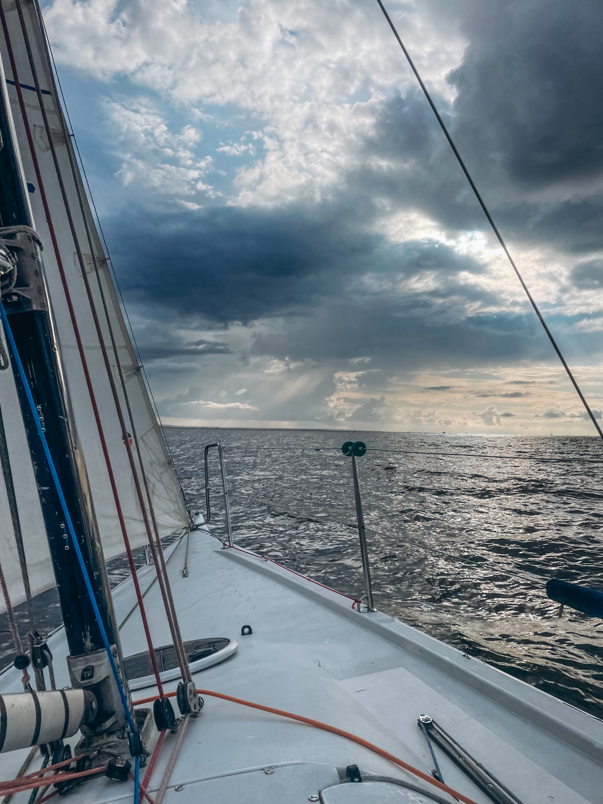 Недавно нашей HR-командой гоняли на регату ⛵️ У нас в Скае яхтинг является частью корпоративной культуры, и одним из сезонных видов спорта! В этом году мы даже вышли за рамки привычных еженедельных го... | Сетка — социальная сеть от hh.ru