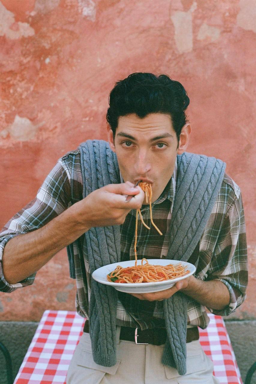 Спагетти - не лучший вариант блюда для делового обеда🍝
Почему? С такой длинной пастой сложно справиться аккуратно | Сетка — социальная сеть от hh.ru