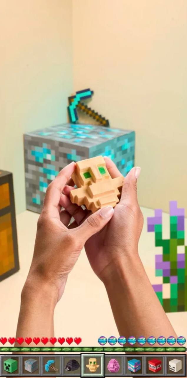 Какой-то круговорот коллабораций. Сначала Minecraft сделали коллаборацию с Crocs, потом Crocs сделали коллаборацию со Шреком, потом Шрек сделал коллаборацию с Lush | Сетка — социальная сеть от hh.ru