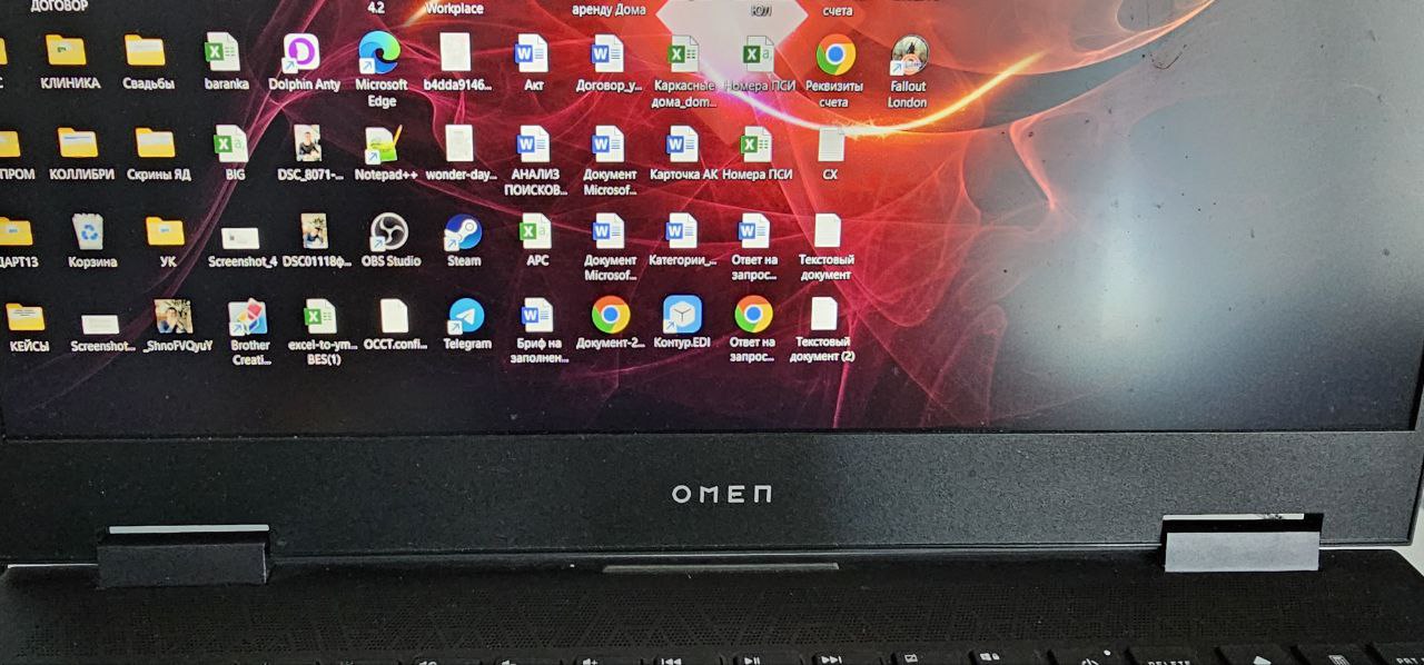 Не знаю как сказать, но кто-то с утра у меня украл нижнее меню на Windows. 
А ранее ноут вообще не включался пока все последние обновления не откатил.
Не в первый такое происходит | Сетка — социальная сеть от hh.ru