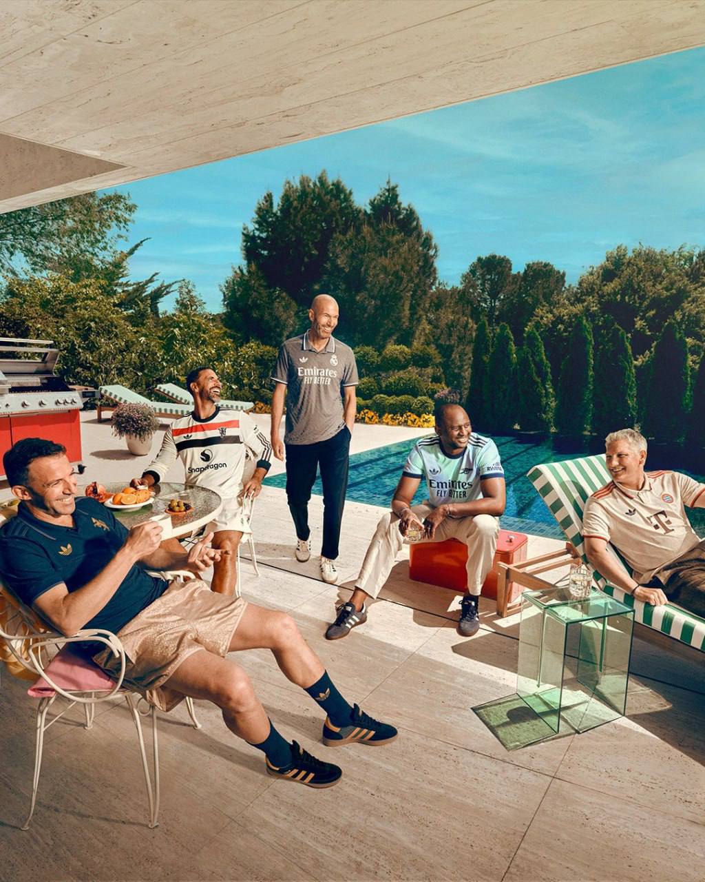 #Артем Вернулся.
Это я про легендарный логотип adidas, который бренд вернул на футбольные формы впервые в 21 веке | Сетка — социальная сеть от hh.ru
