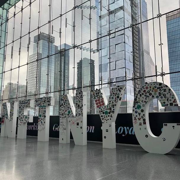 ⚡️Моя работа из серии «UNTITLED» в настоящее время выставлена на выставке NYC2024 в Нью-Йорке с 3 по 5 апреля | Сетка — социальная сеть от hh.ru