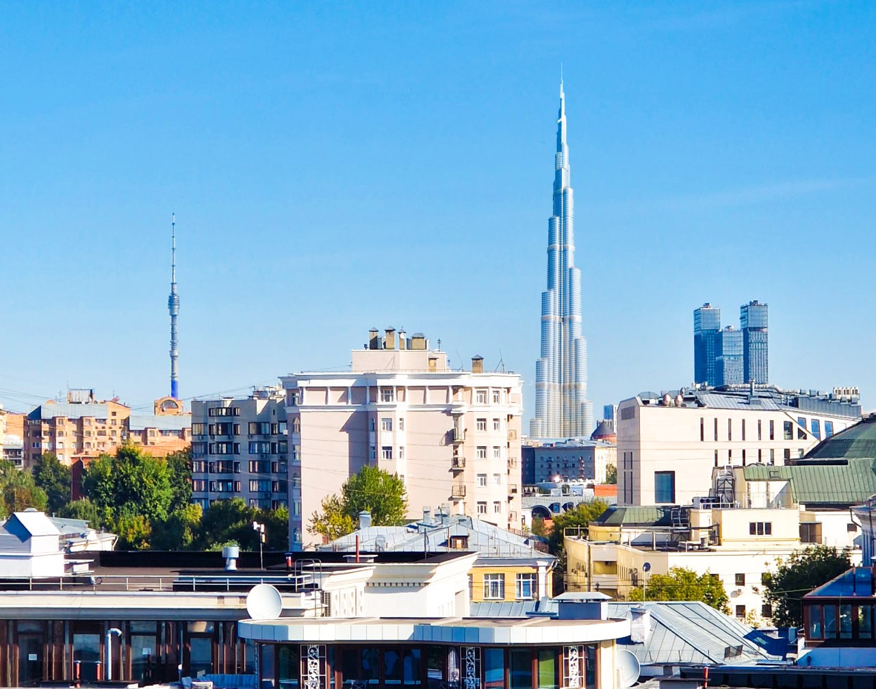 Всегда было интересно: как выглядела бы Бурдж-Халифа, если бы она стояла в Москве? А ещё интереснее — как бы на её фоне смотрелась Останкинская башня?
Сегодня утром я снова сидел на веранде офиса и ре... | Сетка — социальная сеть от hh.ru