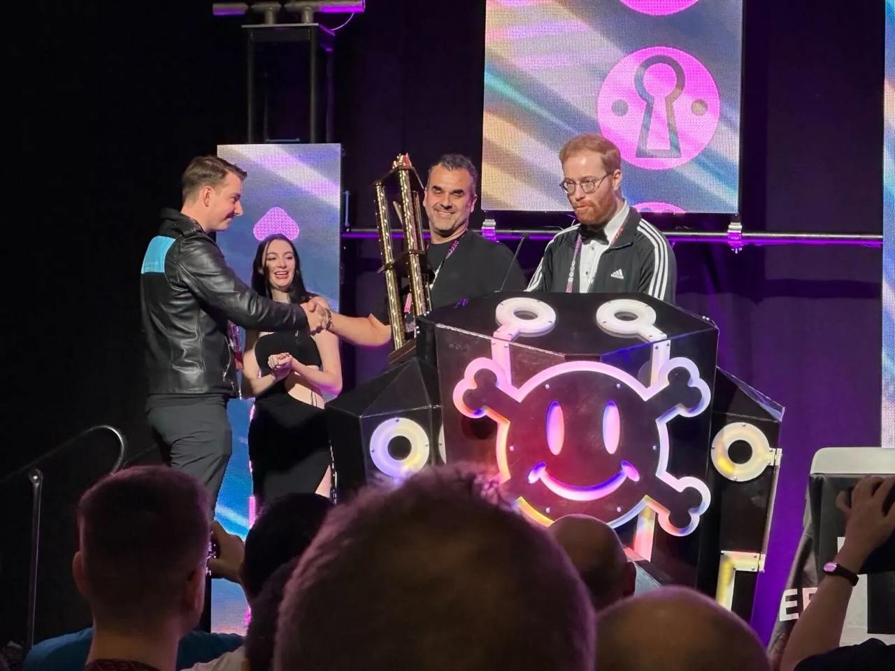 Завершая тему CrowdStrike. На недавней конференции Def Con на церемонии Pwnie Awards компания получила награду "за эпичный провал" | Сетка — социальная сеть от hh.ru