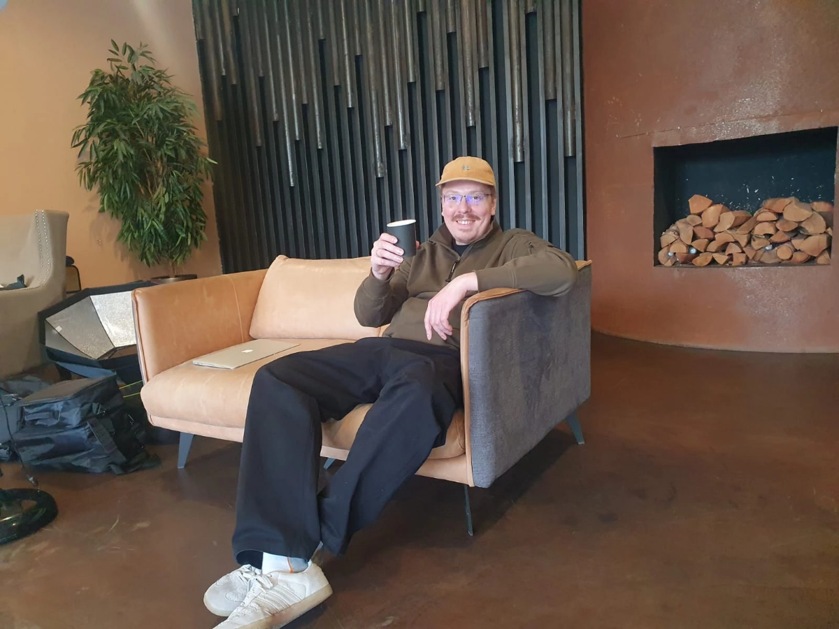 Телефон напомнил недавно про продюсерское повседневное бытие) немного ностальгирую, раньше часто снимали, сейчас уже больше технических задач. Любите съёмки? Как чувствуете себя в кадре? | Сетка — социальная сеть от hh.ru