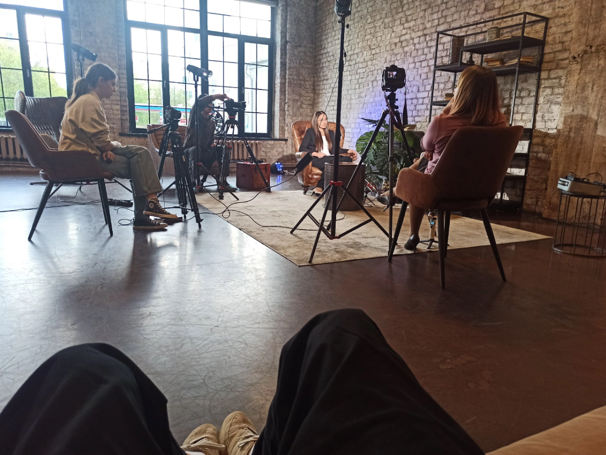 Телефон напомнил недавно про продюсерское повседневное бытие) немного ностальгирую, раньше часто снимали, сейчас уже больше технических задач. Любите съёмки? Как чувствуете себя в кадре? | Сетка — социальная сеть от hh.ru