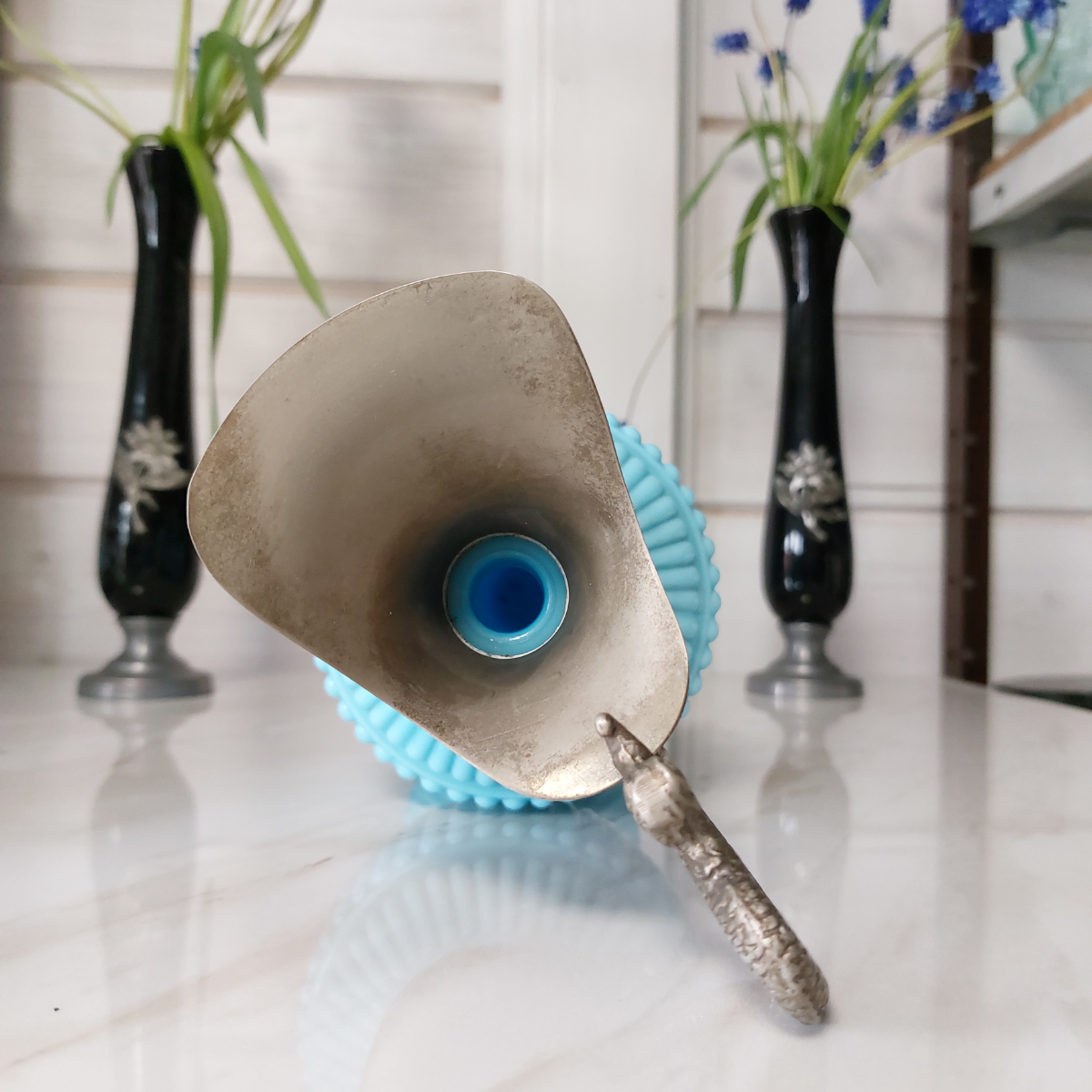 Антикварный кувшин.
Опаловое толстое стекло в сочетании с оловом. Каждый изгиб, каждый элемент, вызывают интерес и позитив. 
#антикварнаяпосуда #старинныекувшины #антиквариат | Сетка — социальная сеть от hh.ru