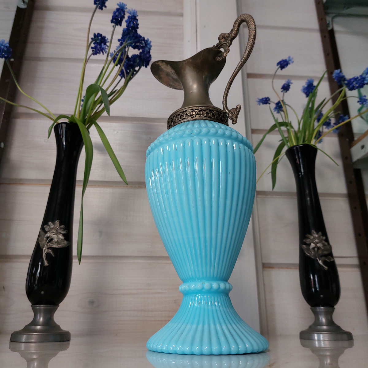 Антикварный кувшин.
Опаловое толстое стекло в сочетании с оловом. Каждый изгиб, каждый элемент, вызывают интерес и позитив. 
#антикварнаяпосуда #старинныекувшины #антиквариат | Сетка — социальная сеть от hh.ru