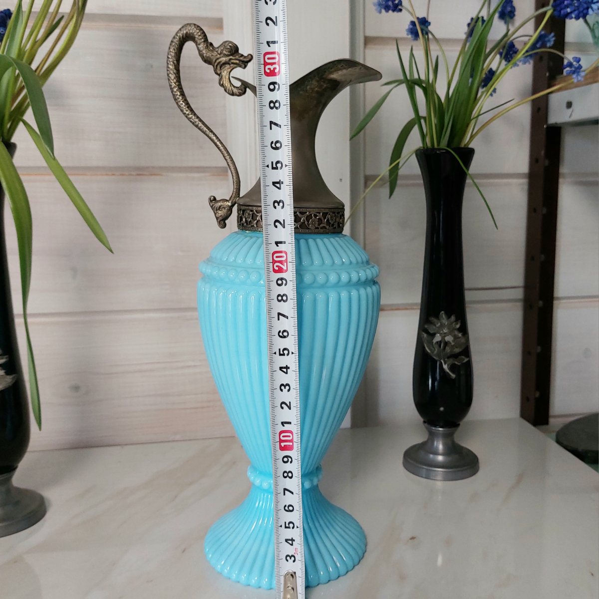 Антикварный кувшин.
Опаловое толстое стекло в сочетании с оловом. Каждый изгиб, каждый элемент, вызывают интерес и позитив. 
#антикварнаяпосуда #старинныекувшины #антиквариат | Сетка — социальная сеть от hh.ru