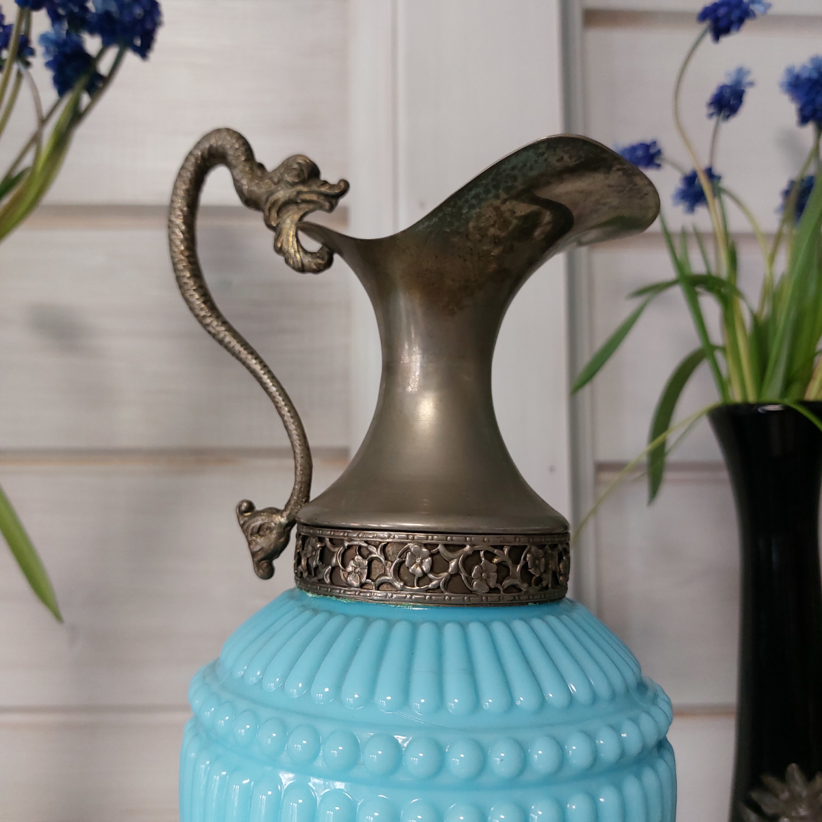 Антикварный кувшин.
Опаловое толстое стекло в сочетании с оловом. Каждый изгиб, каждый элемент, вызывают интерес и позитив. 
#антикварнаяпосуда #старинныекувшины #антиквариат | Сетка — социальная сеть от hh.ru