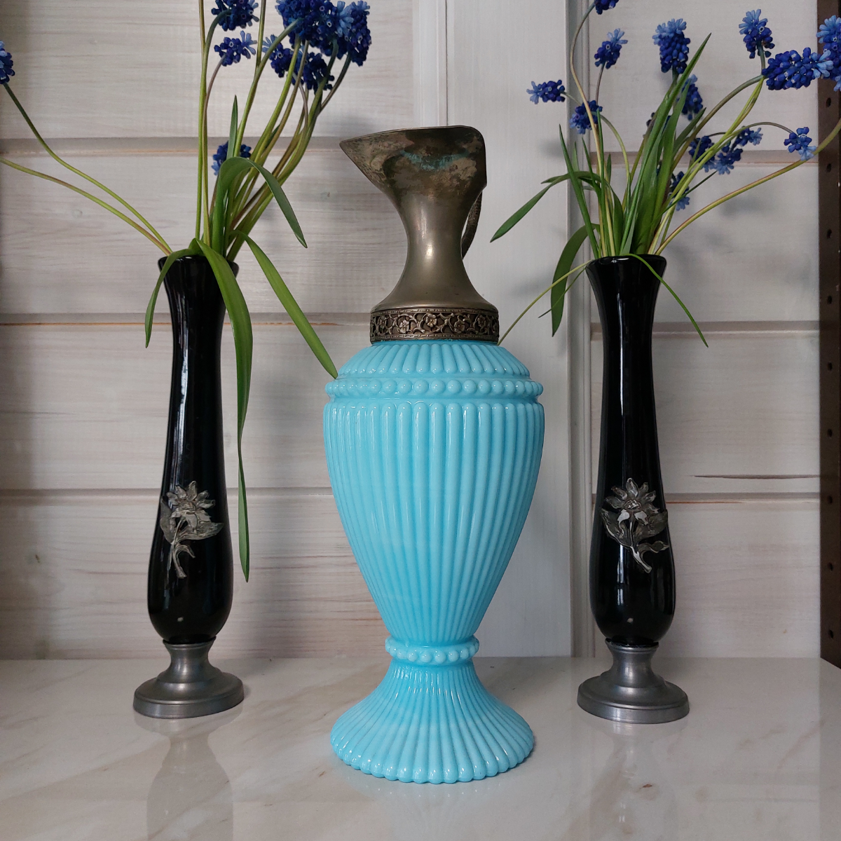 Антикварный кувшин.
Опаловое толстое стекло в сочетании с оловом. Каждый изгиб, каждый элемент, вызывают интерес и позитив. 
#антикварнаяпосуда #старинныекувшины #антиквариат | Сетка — социальная сеть от hh.ru