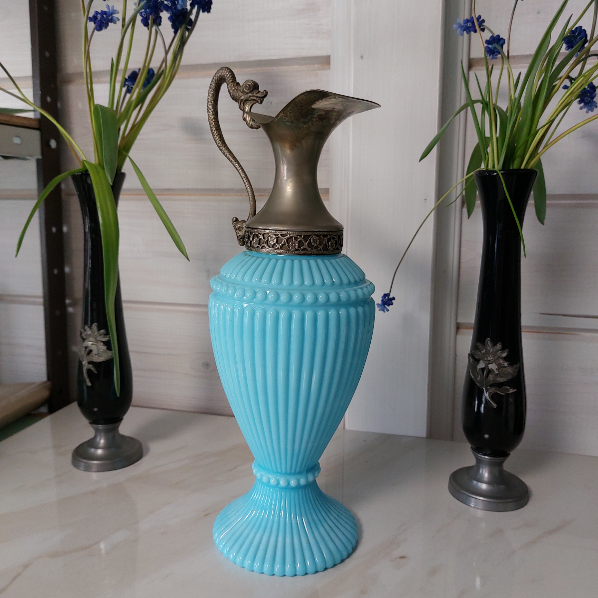 Антикварный кувшин.
Опаловое толстое стекло в сочетании с оловом. Каждый изгиб, каждый элемент, вызывают интерес и позитив. 
#антикварнаяпосуда #старинныекувшины #антиквариат | Сетка — социальная сеть от hh.ru