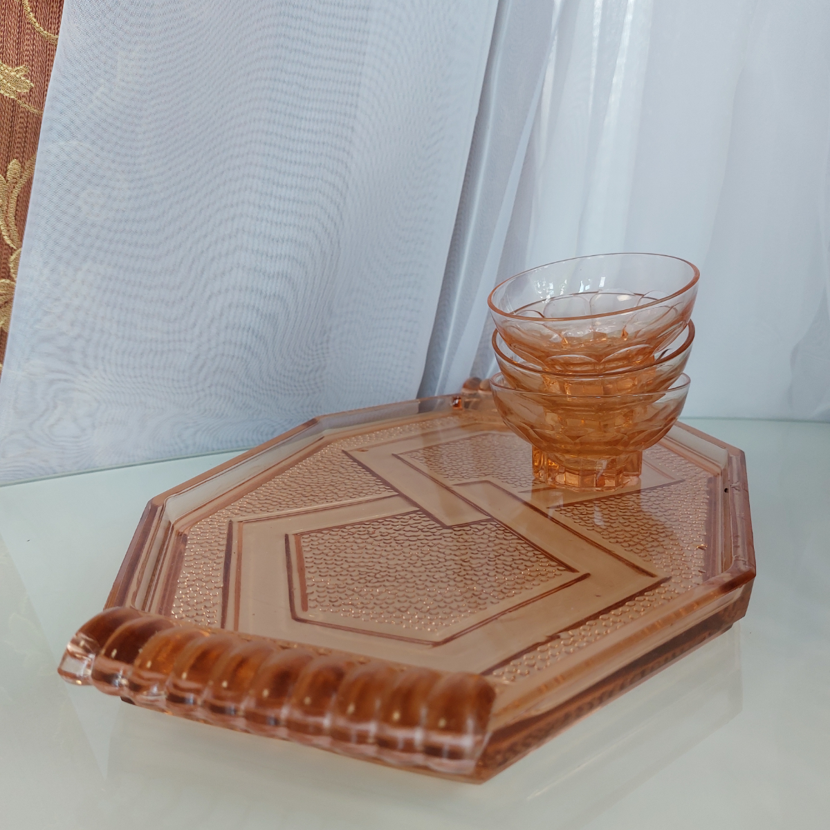 Винтажное карамельное стекло.
Цвет леденца и закругленные формы делают такие комплекты желанными и востребованными.
Франция.  50е.
Сладкая сервировка | Сетка — социальная сеть от hh.ru