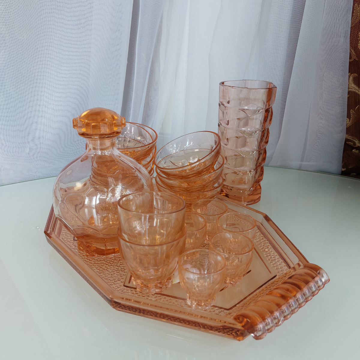 Винтажное карамельное стекло.
Цвет леденца и закругленные формы делают такие комплекты желанными и востребованными.
Франция.  50е.
Сладкая сервировка | Сетка — социальная сеть от hh.ru