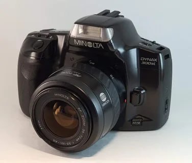 #фифобзор
Есть небольшой эпизод, где Шер пользуется фотоаппаратом. Это, конечно же, японская "зеркалка"
Это фотоаппарат модели Dynax 300si компании "Минолта" | Сетка — социальная сеть от hh.ru