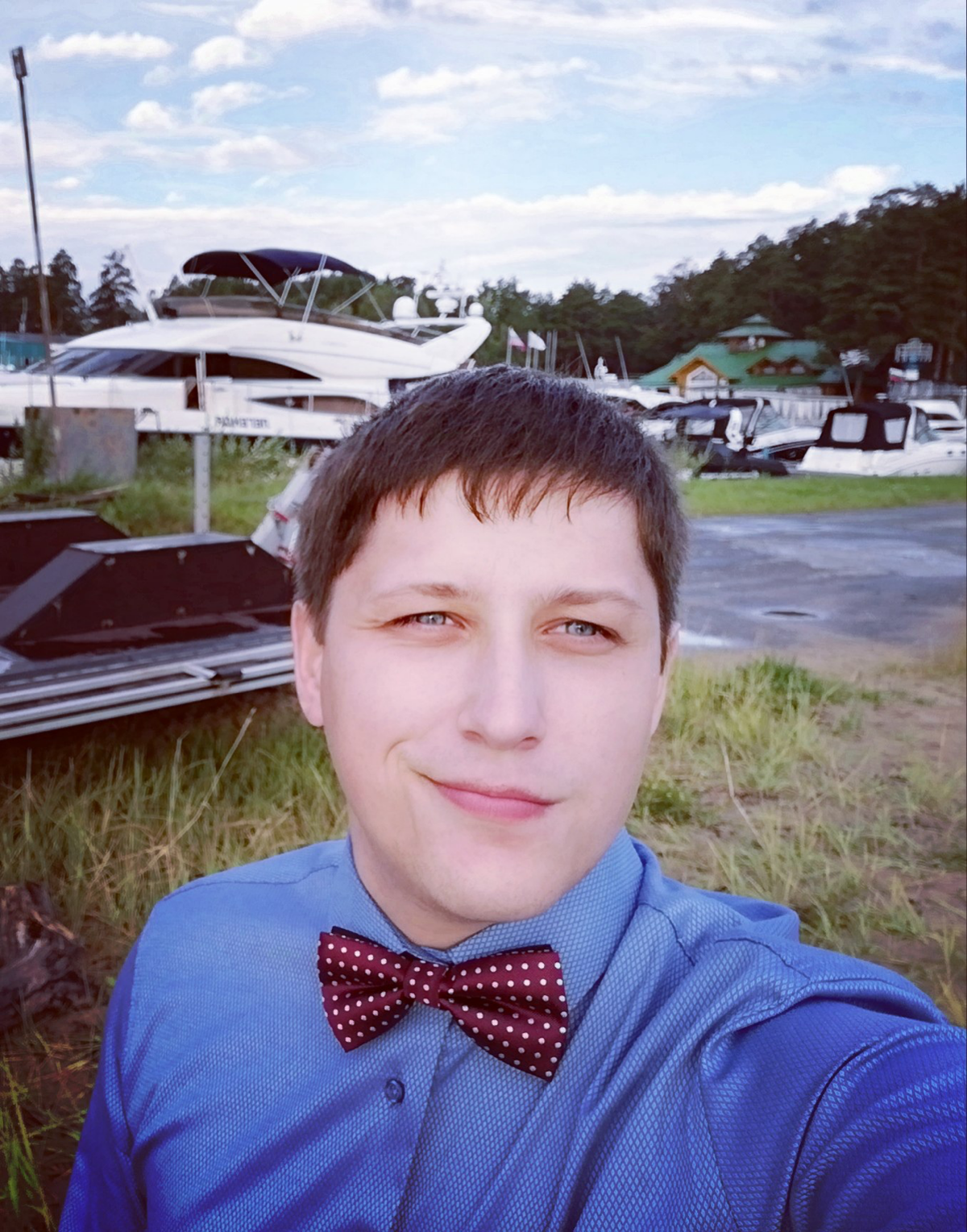 Всем привет. Немного о себе!
Я Александр и мне 29 лет. Работаю 7 год в международной FMCG компании.
Начал свой путь от обычного оператора ввода данных и помощи отделу продаж | Сетка — социальная сеть от hh.ru