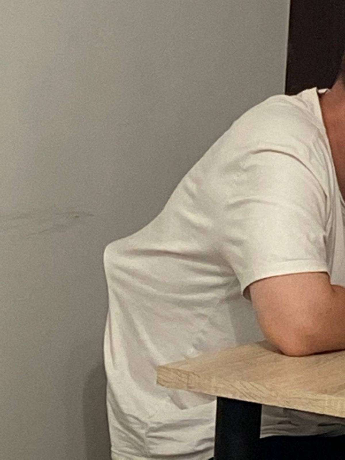 У меня на созвонах часто потеет спина
Дома жарковато, а если я открою окно на полную, то мне будут мешать звуки с улицы
Поэтому у меня есть лайфхак, футболку засунуть на спинку стула
И вот моя девушка... | Сетка — социальная сеть от hh.ru