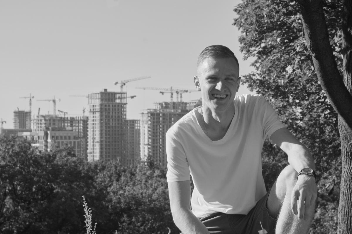 #постзнакомство
Привет!  Меня зовут Пётр, я режиссер и видеооператор. Работал в продакшнах полного цикла, сейчас фрилансер. Могу помочь с контентом для вашего бизнеса | Сетка — социальная сеть от hh.ru