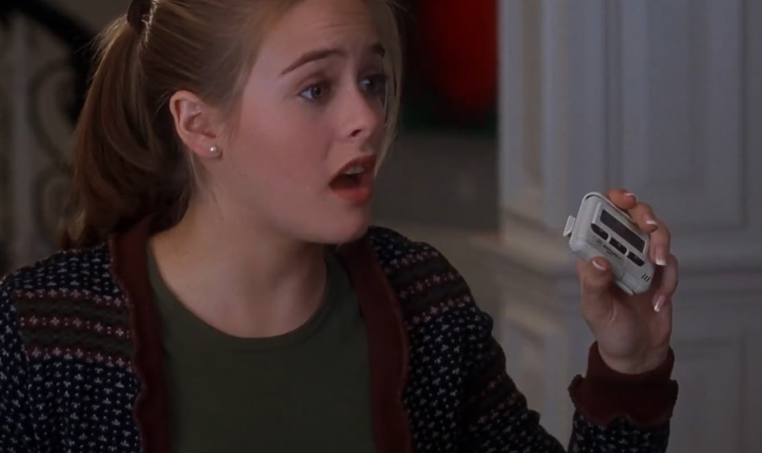 #фифобзор
А ещё кое-где в "Бестолковых" мелькает забытый артефакт — пейджер!
Для тех, кто родился в нулевые, рассказываю: раньше люди звонили не на телефон, а оставляли сообщение посредством такой кор... | Сетка — социальная сеть от hh.ru