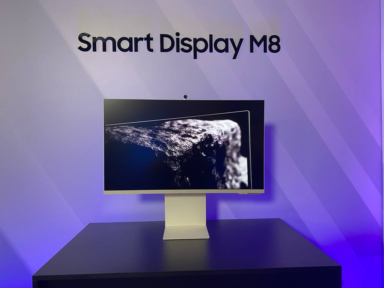 Smart Display M8 поближе! 🔥
Камера на магните. Можно снять, переставить + поставить шторку.
#мониторы #Samsung | Сетка — социальная сеть от hh.ru