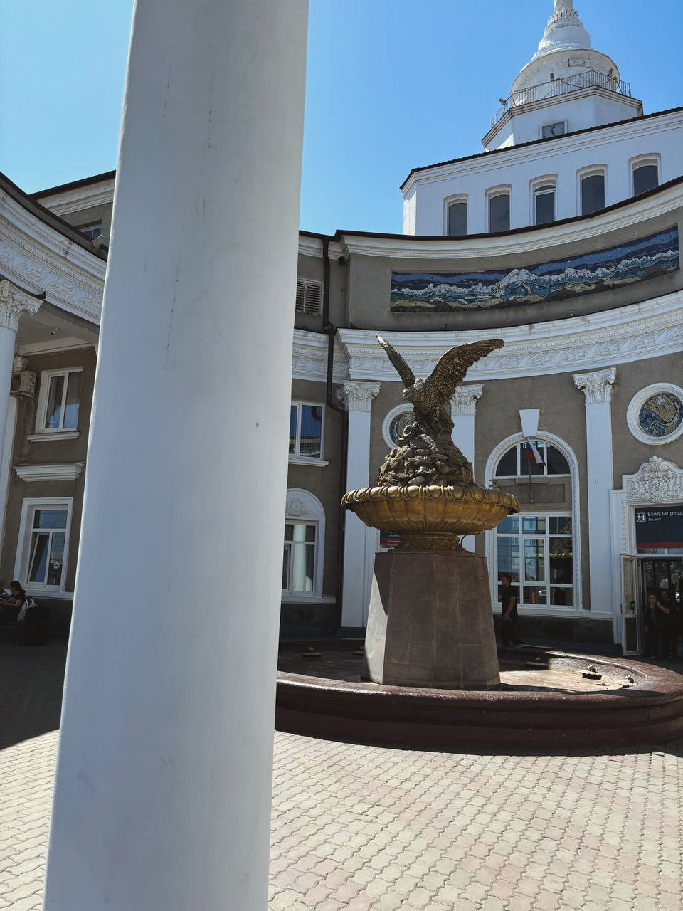 16 часов в дороге, такси сменилось самолетом, а он поездом и какой-то телепорт в детство с этой выпечкой и пончиковыми, фонтанами и квасом на площади. 
Кайф, Минеральные Воды супер | Сетка — социальная сеть от hh.ru