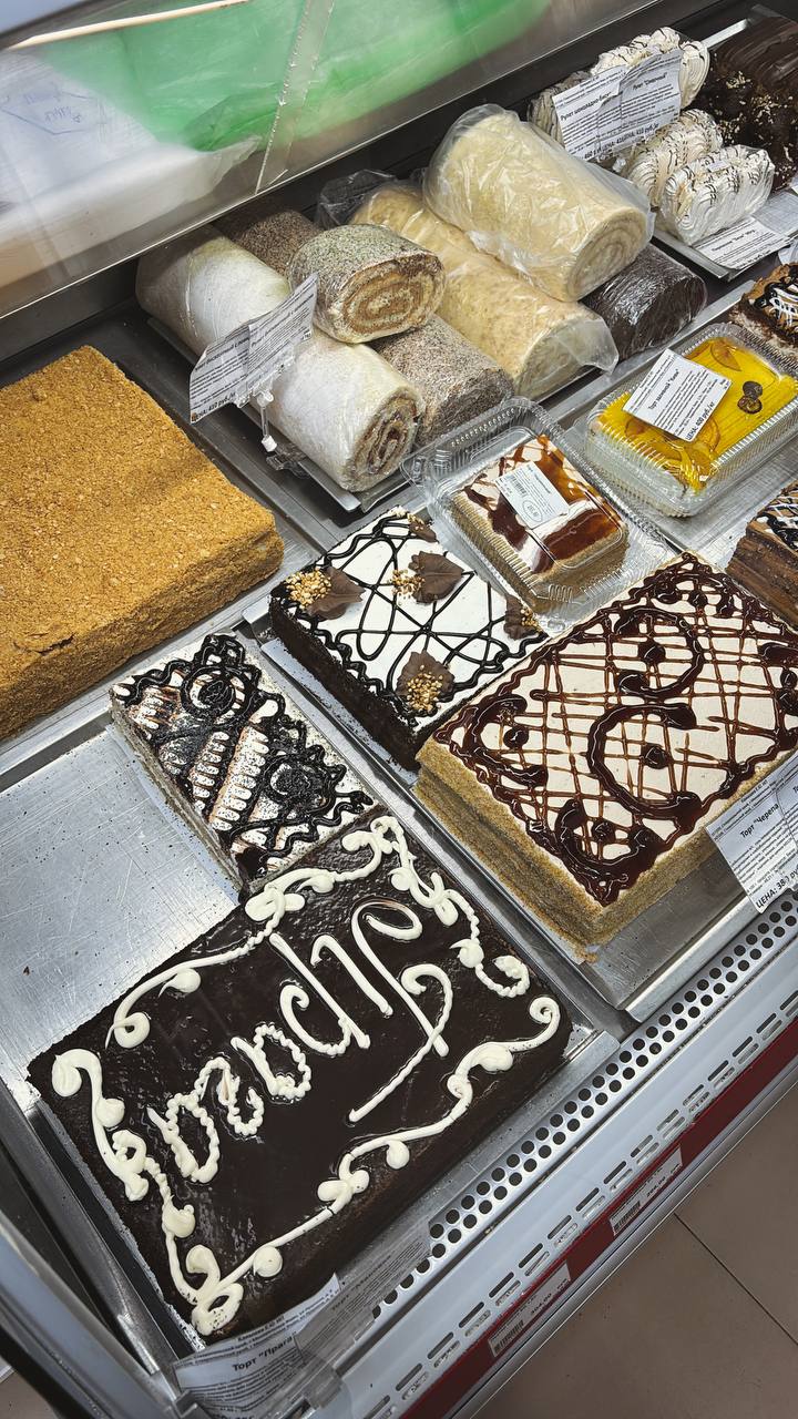 16 часов в дороге, такси сменилось самолетом, а он поездом и какой-то телепорт в детство с этой выпечкой и пончиковыми, фонтанами и квасом на площади. 
Кайф, Минеральные Воды супер | Сетка — социальная сеть от hh.ru