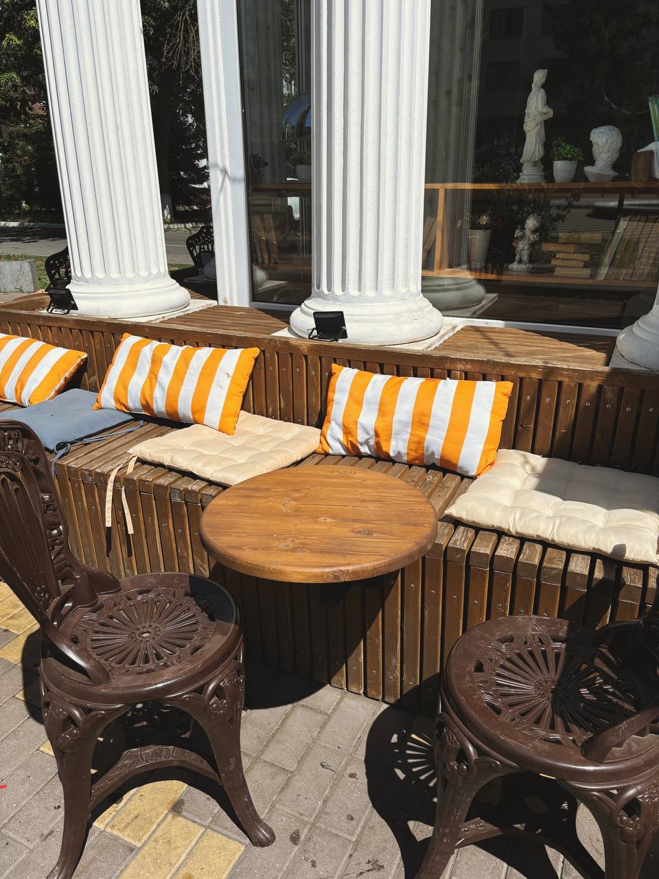 16 часов в дороге, такси сменилось самолетом, а он поездом и какой-то телепорт в детство с этой выпечкой и пончиковыми, фонтанами и квасом на площади. 
Кайф, Минеральные Воды супер | Сетка — социальная сеть от hh.ru