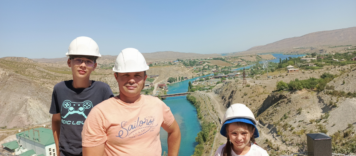 6:00 Подъем, умывается, завтракаем, проверяем вещи.
7:30 Садимся в машину к местному таксисту и едем за 93 км в горы | Сетка — социальная сеть от hh.ru