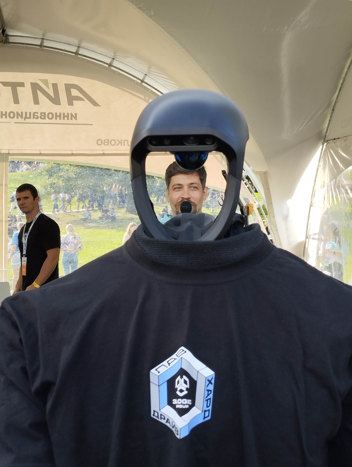 Фоторепортаж с #IT #Пикник
#робот на стенде #Сколково | Сетка — социальная сеть от hh.ru