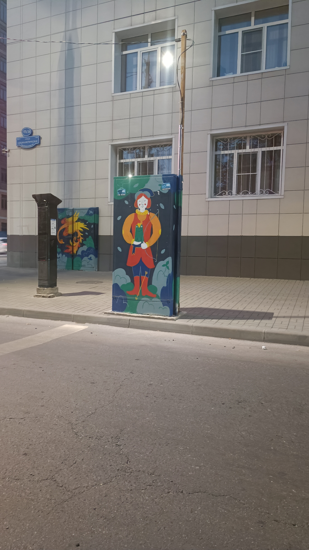 На заметку энергетикам.
Вот так вот оформлены кабельные киоски  у Ростгорсвета и у Донэнерго в Ростов-на-Дону.
По мне, очень даже ничего и патриотично! Глаз радуется | Сетка — социальная сеть от hh.ru