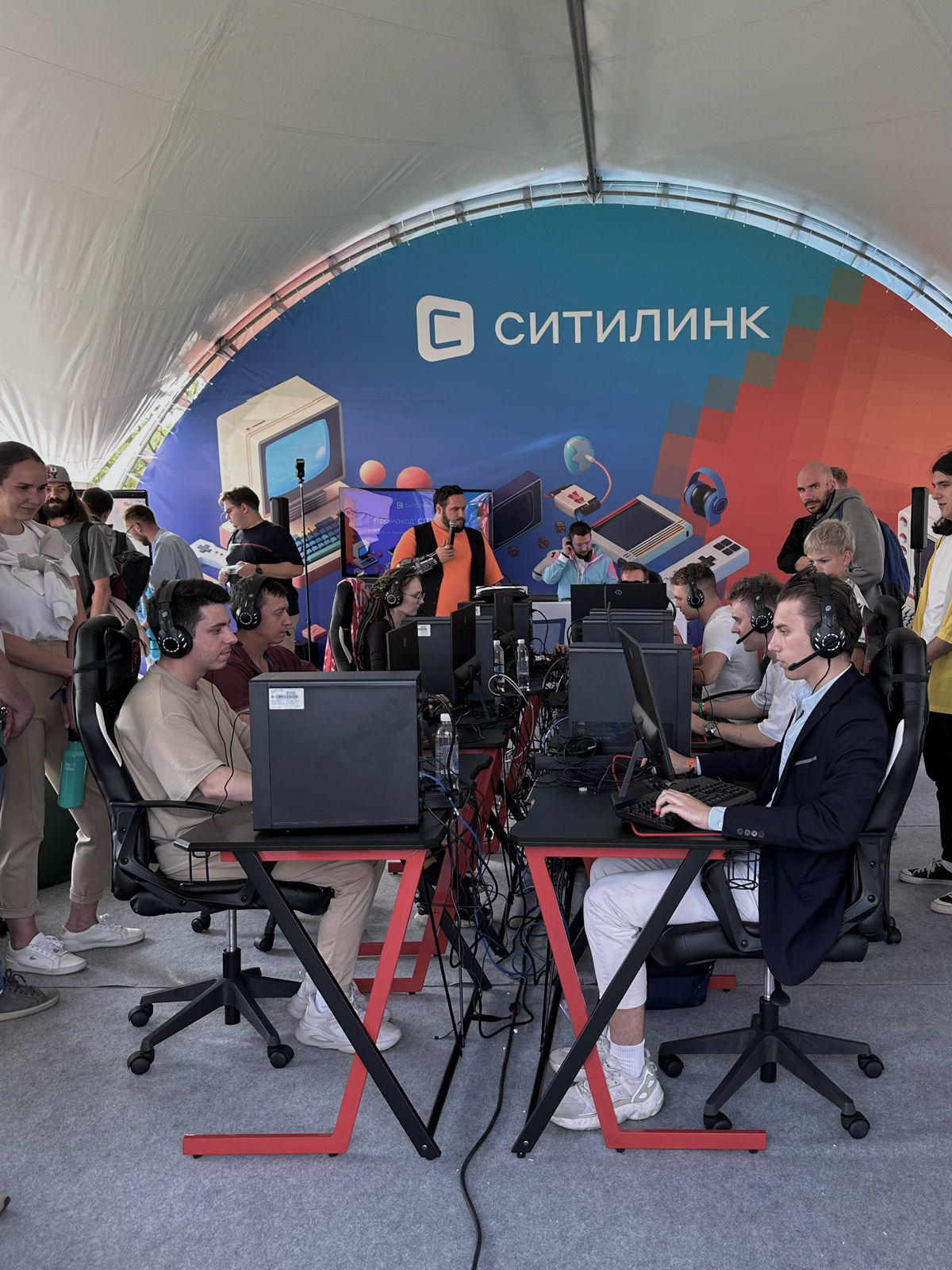 «Айтишники на траве» — художник Т-Банк | Сетка — социальная сеть от hh.ru