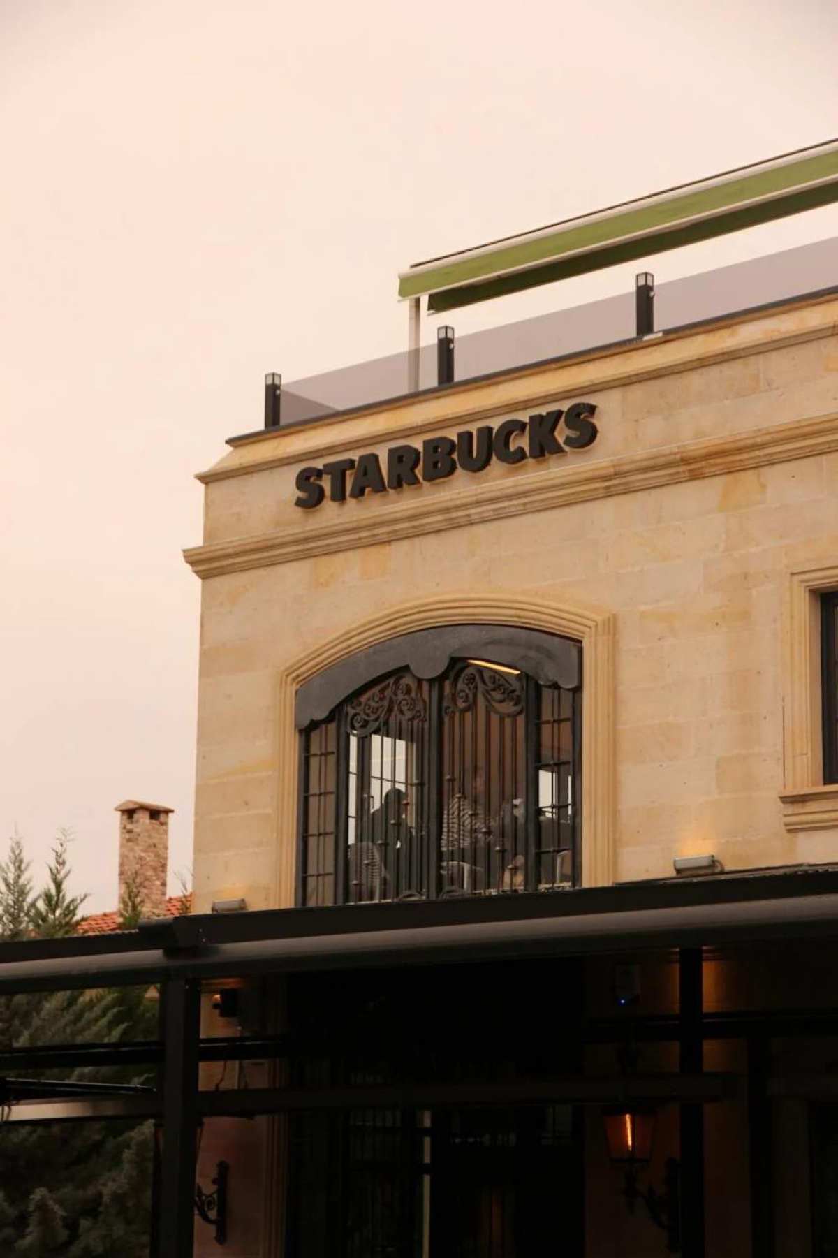 Starbucks теряет позиции как лидер на рынке кофе — недавно в WSJ вышла статья о том, как изменилось восприятие компании | Сетка — социальная сеть от hh.ru