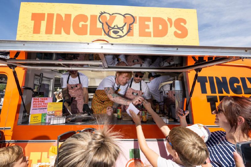 Эд Ширан прикольно продвигает свой острый соус Tingly Ted’s. Tingly Ted’s — острый соус, который Ширан запустил в 2023 году совместно с Kraft Heinz | Сетка — социальная сеть от hh.ru