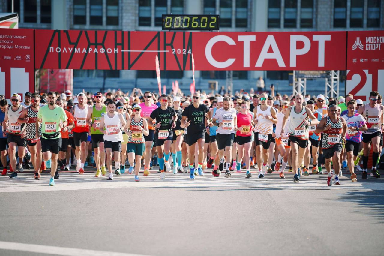 Мы это сделали! Полумарафон done 🥇
Готовились три месяца: учились работать с пульсом, меряли расстояния со скачущей гео, запоминали смешные слова — ПАНО, ЧСС, ИВН, каденс | Сетка — социальная сеть от hh.ru