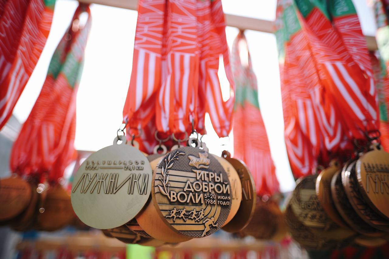 Мы это сделали! Полумарафон done 🥇
Готовились три месяца: учились работать с пульсом, меряли расстояния со скачущей гео, запоминали смешные слова — ПАНО, ЧСС, ИВН, каденс | Сетка — социальная сеть от hh.ru