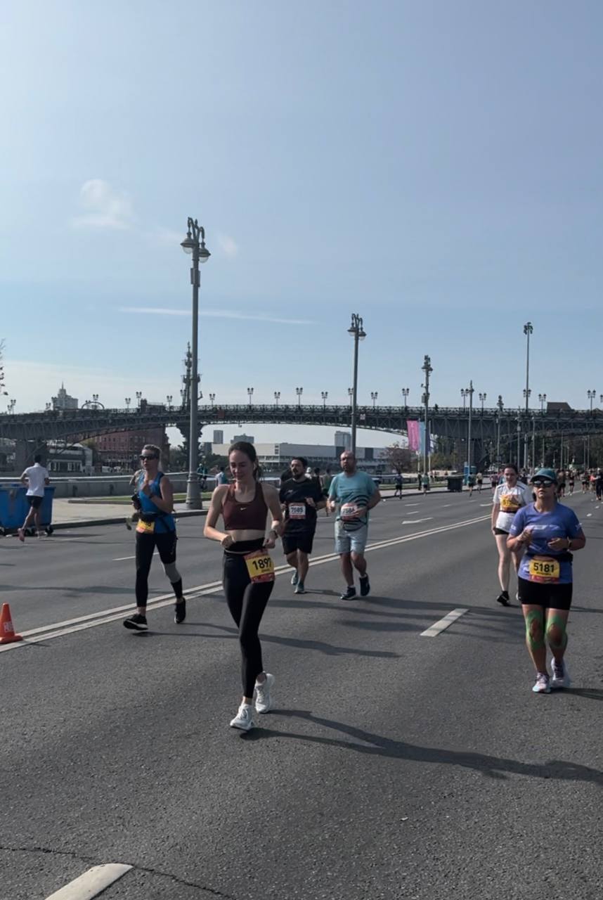 Мы это сделали! Полумарафон done 🥇
Готовились три месяца: учились работать с пульсом, меряли расстояния со скачущей гео, запоминали смешные слова — ПАНО, ЧСС, ИВН, каденс | Сетка — социальная сеть от hh.ru