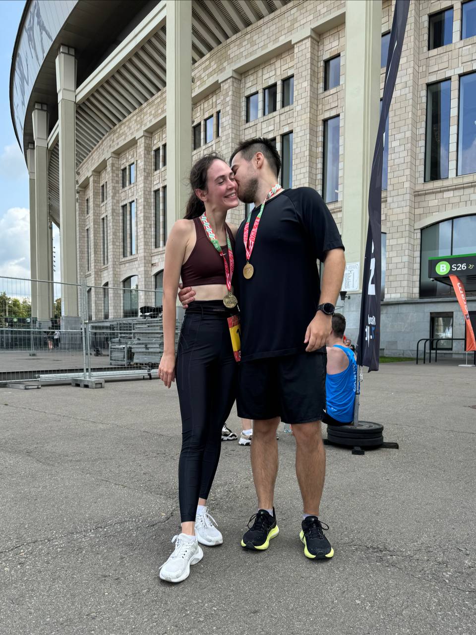Мы это сделали! Полумарафон done 🥇
Готовились три месяца: учились работать с пульсом, меряли расстояния со скачущей гео, запоминали смешные слова — ПАНО, ЧСС, ИВН, каденс | Сетка — социальная сеть от hh.ru