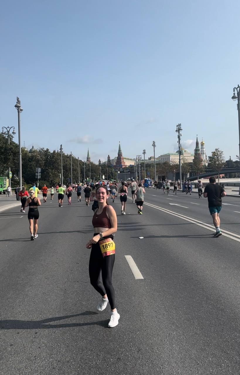 Мы это сделали! Полумарафон done 🥇
Готовились три месяца: учились работать с пульсом, меряли расстояния со скачущей гео, запоминали смешные слова — ПАНО, ЧСС, ИВН, каденс | Сетка — социальная сеть от hh.ru