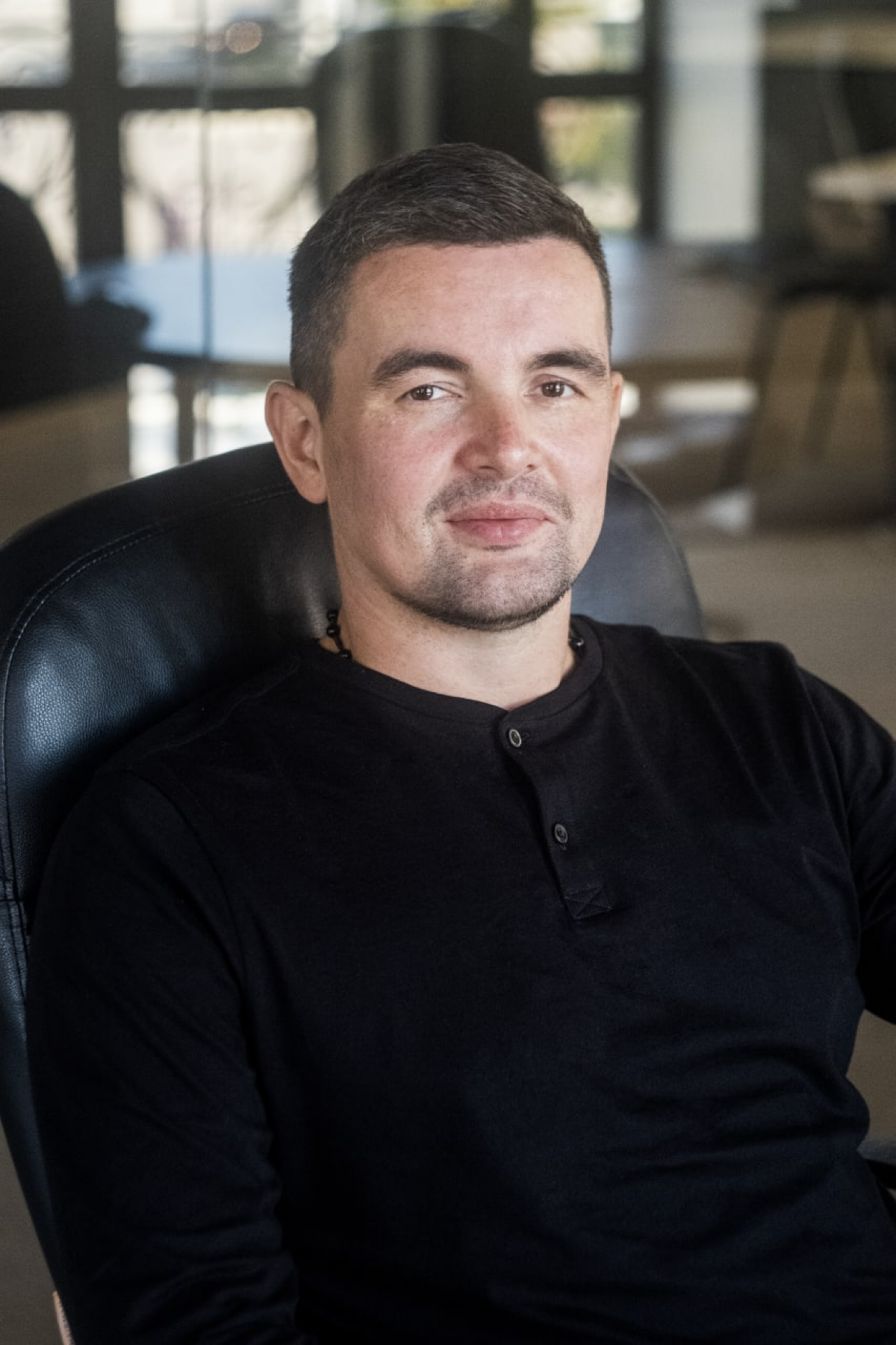 Привет #постзнакомство
Меня зовут Хусаинов Дамир, 36 лет.
Разбираюсь в маркетинге и продажах: 6 лет опыта, из них 3 года в ИТ | Сетка — социальная сеть от hh.ru