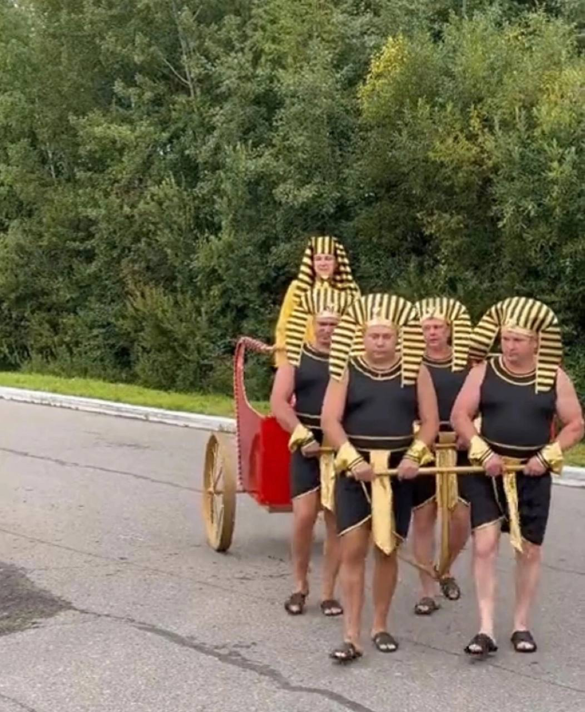 В одном из региональных пабликов обсуждают бизнесмена, который в честь своего дня рождения нарядился в фараона и (?) запряг сотрудников в колесницу.
Как вам такой корпоратив? | Сетка — социальная сеть от hh.ru