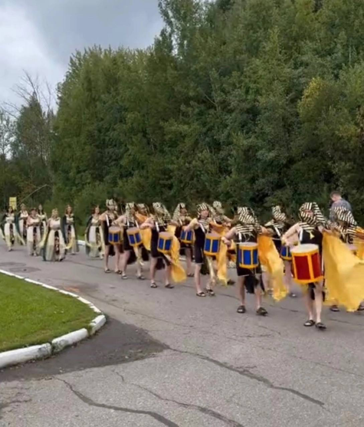 В одном из региональных пабликов обсуждают бизнесмена, который в честь своего дня рождения нарядился в фараона и (?) запряг сотрудников в колесницу.
Как вам такой корпоратив? | Сетка — социальная сеть от hh.ru