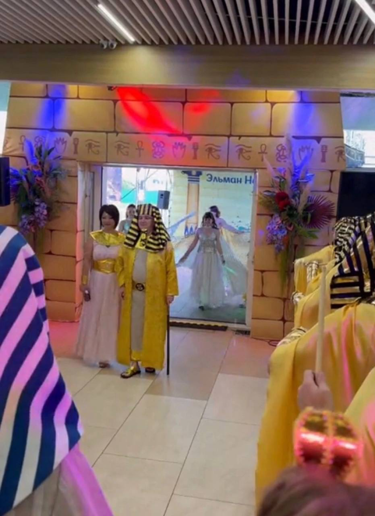 В одном из региональных пабликов обсуждают бизнесмена, который в честь своего дня рождения нарядился в фараона и (?) запряг сотрудников в колесницу.
Как вам такой корпоратив? | Сетка — социальная сеть от hh.ru